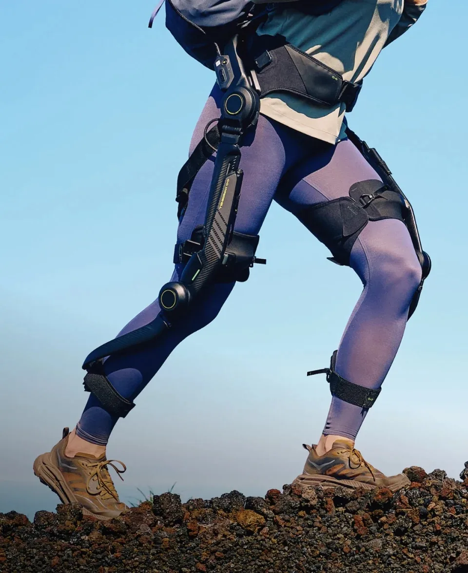 Marche sur terrain irrégulier avec le Hypershell Halo, assistance des hanches et des genoux
