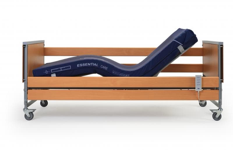 Lit médicalisé avec matelas anti-escarres en position relève-buste